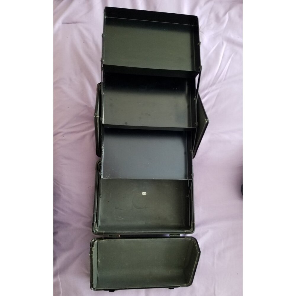 Mac Cosmetics Train Case - Picture 15 of 16
